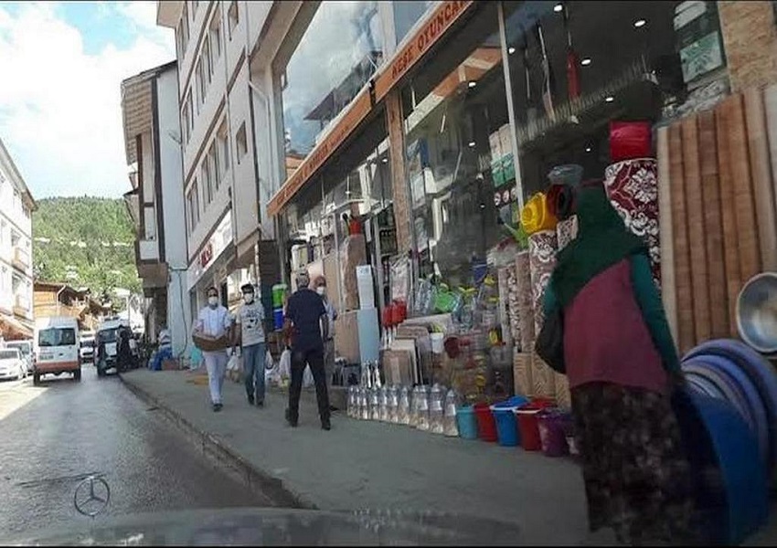 Şavşat, Artvin’in diğer ilçelerinde olduğu gibi engebeli araziye sahip olmasının sonucu olarak istihdam olanakları yetersiz kalmaktadır. İlçede yetiştirilen başlıca ürünler patates, armut, elma, ayva, erik, kiraz, kızılcık ve cevizdir. Arıcılık alanında da üreticilere, kamusal imkanlar dahilinde teşvik ve yönlendirme desteği sağlanmaktadır. Ticaret ise gelişmiş olup değişik sektörlerde çok sayıda esnafı yanı sıra zincir marketler de faaldir.