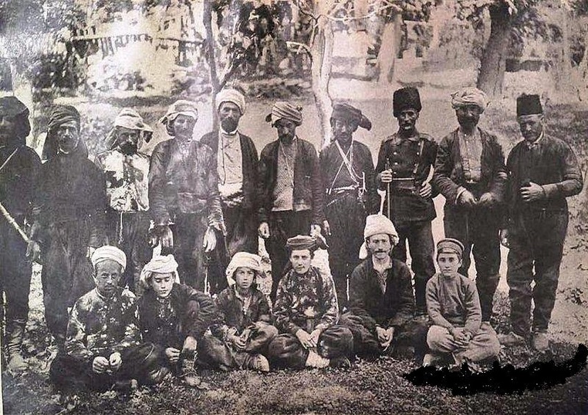 Artvin livasında 1922 yılında yapılan nüfus tespiti sırasında Şavşat bölgesi, bu livaya bağlı bir kazaydı ve Merkez nahiye, İmerhevi nahiyesi ile Merya nahiyesinden oluşuyordu. Şavşat, 1940 gelen nüfus sayımında Çoruh vilayetinin kazalarından biriydi ve daha önceki gibi üç nahiyeden oluşuyordu. 1965 genel nüfus sayımında Şavşat ilçesinin nüfusu 48.917 kişiye ulaşmıştı ve bu nüfusun içinde 20.789 kişi okuma yazma biliyordu. Şavşat kasabasındaki en önemli tarihsel yapı, Şavşat Kalesi olarak da adlandırılan Satleli Kalesi’dir.