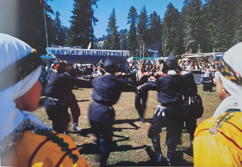 Artvin’nin Şavşat ilçesi Sahara yaylasında Şavşat Belediyesi tarafından düzenlenen Şavşat Sahara Kültür ve Sanat Festivali renkli görüntülere sahne olmaktadır. Şavşat’ımız tarihi doğal güzellikleri, tertemiz havası, iklimi, yemyeşil arazileri, göz kamaştırıcı dağlarıyla eşine ender rastlanan bir tabiat harikasıdır. Şavşat’ı tanıtmak, örf, adet ve geleneklerimizi yaşatmak, yöresel ürünlerimizi tüm Türkiye’yle ve Dünyayla paylaşmak adına düzenlenmekte olan festival ile yaşadığımız doğa harikası Şavşat’ımızın marka değeriyle birlikte bozulmadan gelecek kuşaklara aktarılması amaçlanmaktadır.